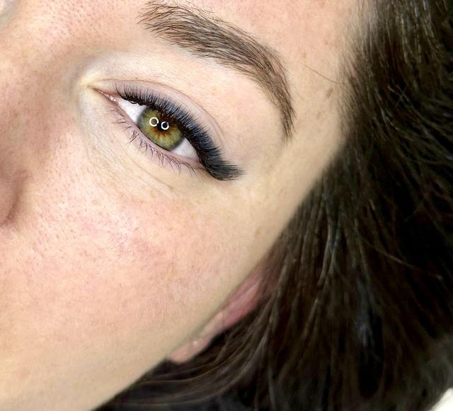 Cat-eye lash extensions