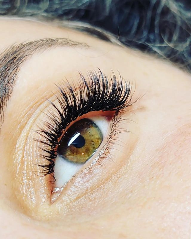 Dramatic volume lash extensions