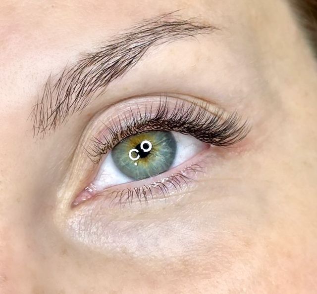 Natural volume lash extensions on green eyes